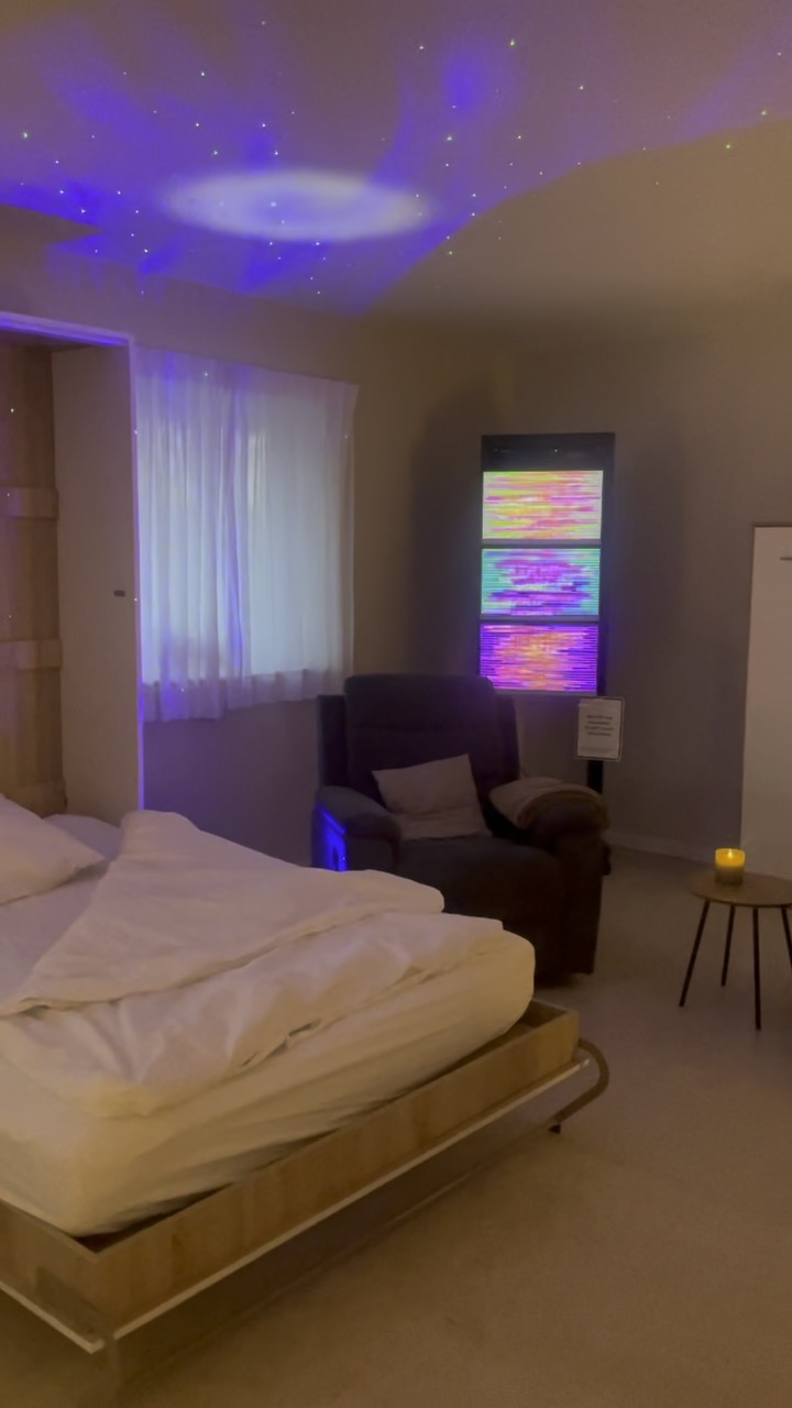 Energirummet om natten med stjernehimmel i loftet
